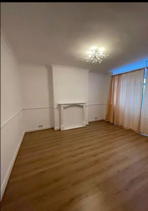 4 bed shared accommodation to rent in Holly Close, Mitcham CR4