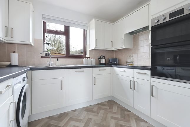 5, Middlefield, Surrey photo 4