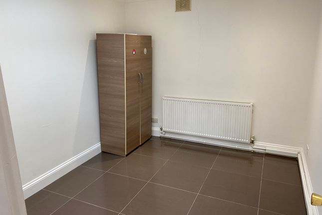 Flat to rent in Hillary Road, Southall