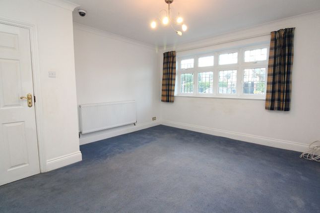 24, Burntwood Avenue, Hornchurch photo 3