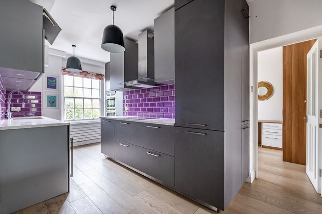 Flat 31, Hogarth House, Erasmus Street, London photo 4