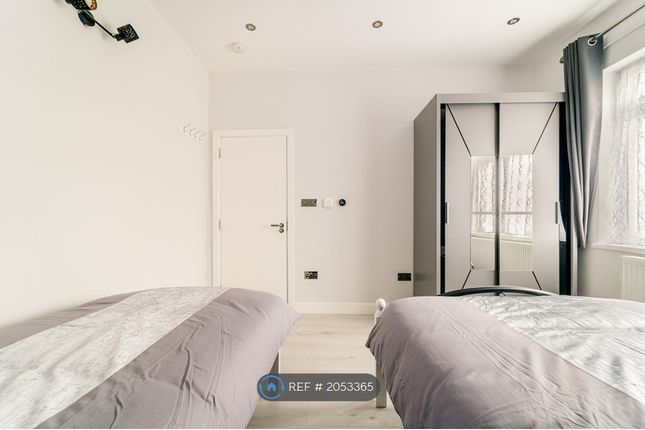 Flat to rent in Kimberley Avenue, Ilford