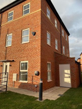 Thumbnail Town house to rent in Roche Avenue, Leeds