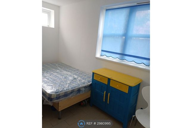 Flat, Woodchurch Lane, Birkenhead photo 5