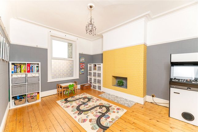 34, Wellington Crescent, West Yorkshire photo 4