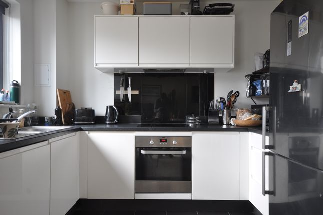 Flat 27, 10, Fisher Close, London photo 4
