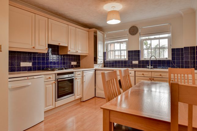4, Stephen Neville Court, Saffron Walden photo 4