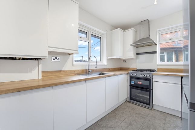 32, Blackberry Farm Close, Hounslow photo 2