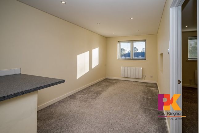 Flat to rent in The Gowers, Amersham