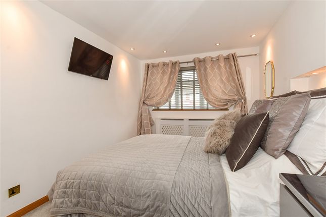 Wooding Grove Broadfield, Crawley photo 4