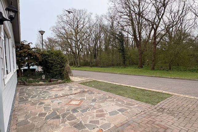 7 The Spur, The Dome Village, Essex photo 3
