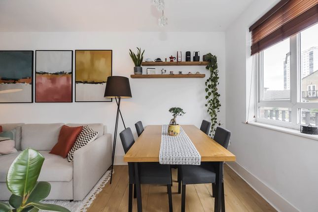 Flat to rent in Celandine Drive, Hackney