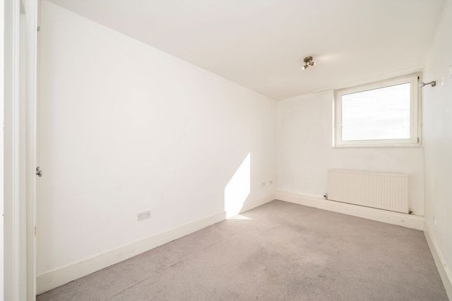 Flat 37, Herbert Morrison House, Clem Attlee Court, London photo 3