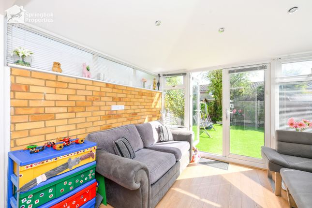 3, Bucklers Close,, Broxbourne photo 4