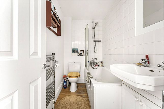 Flat 4, 17, Broadway Market, London photo 4