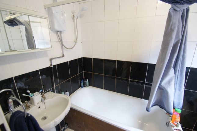 Terraced house to rent in Brudenell Mount, Hyde Park, Leeds