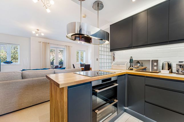 9 Lindisfarne Court, Widnes photo 2
