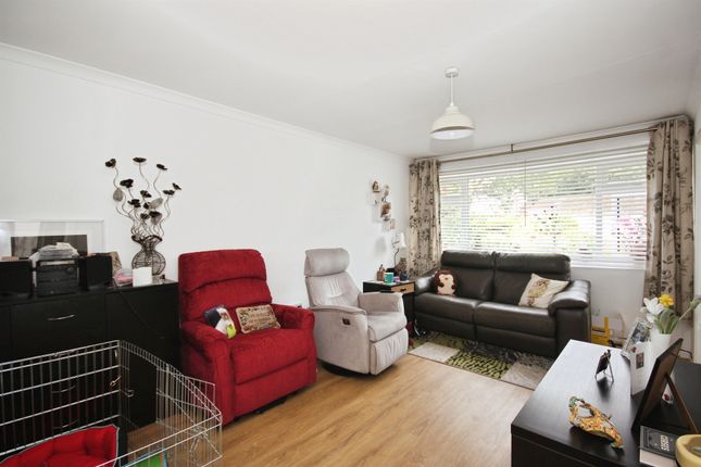 10, Edmondes Close, Warwick photo 3