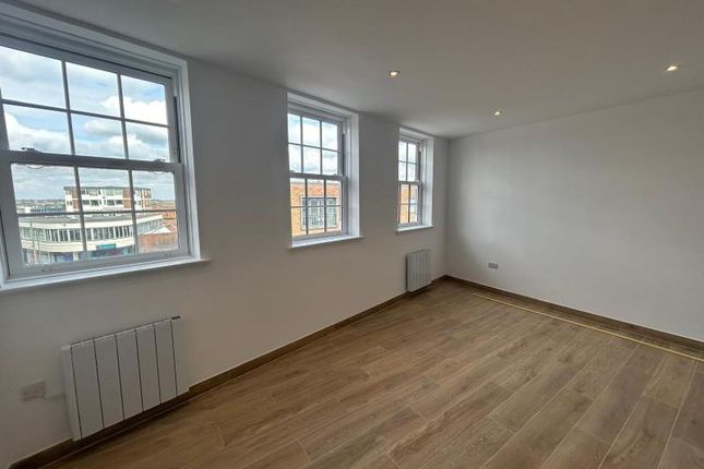 Flat to rent in High Street, Guildford