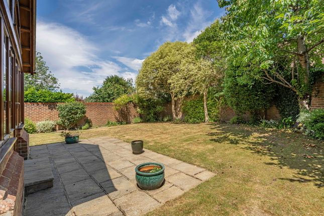 9, Groveside Close, Leatherhead photo 3