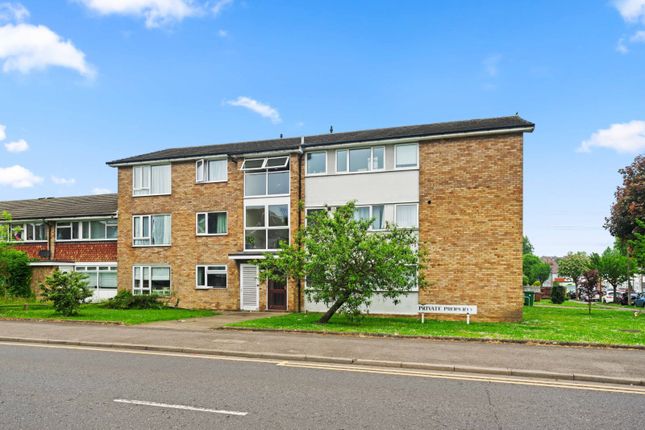 Thumbnail Flat to rent in Gander Green Lane, Sutton, Surrey