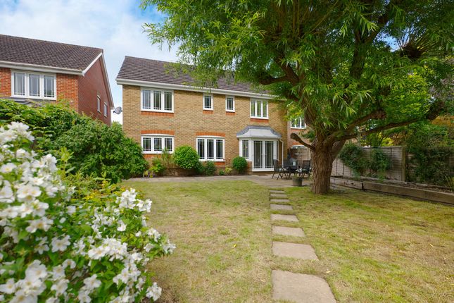 4, Six Acres, Horsham photo 2