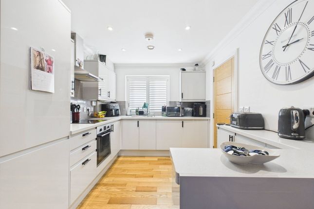 6, Dewpond Close, Lancing photo 2