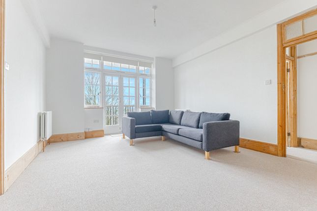 Flat to rent in Langbourne Avenue, London