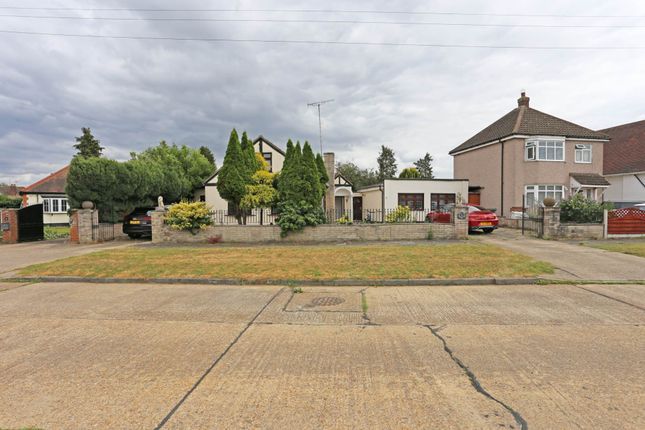 Thumbnail Detached house for sale in Hamlet Road, Collier Row