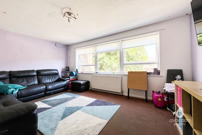 40, Starlings Drive, Reading photo 4