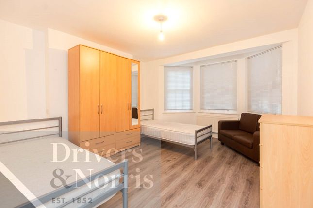 Flat to rent in Parkhurst Court, Warlters Road, London