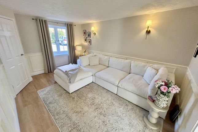 45, Combroke Grove, Warwick photo 2