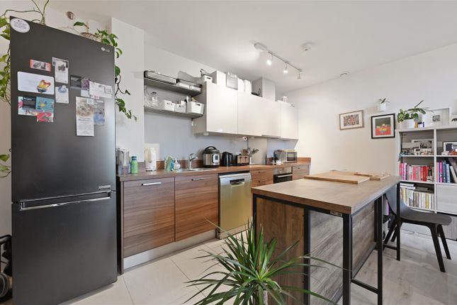 588, Bromyard House, Bromyard Avenue, London photo 3