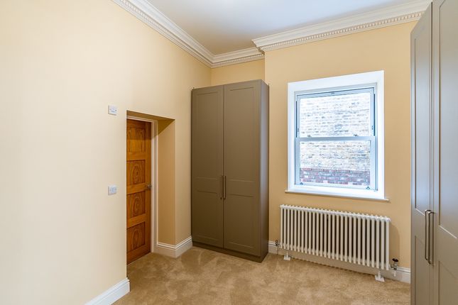 Flat to rent in Park Avenue, London