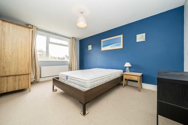 Flat to rent in Beechcroft Close, Valley Road, London