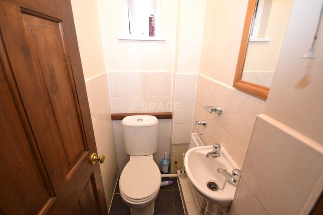 Room to rent in Grange Avenue, Earley