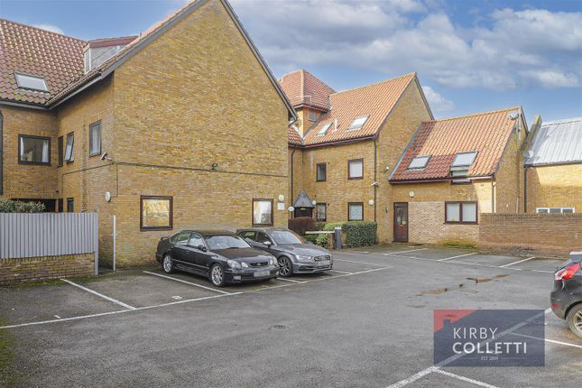 Flat for sale in Shaftesbury Quay, Hertford, Herts