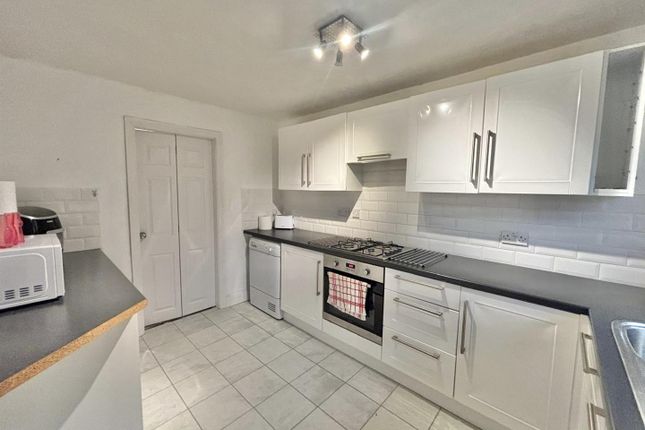 10, Wardlow Walk, Glossop photo 4