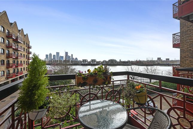 Flat for sale in Wapping Wall, London