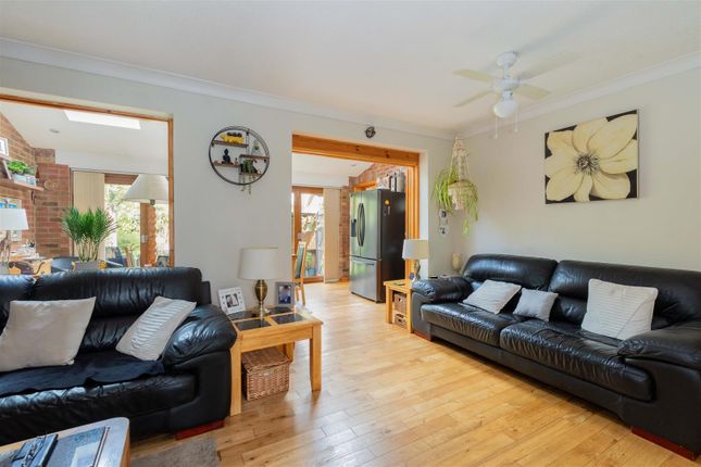 89, Braemar Gardens, Slough photo 2