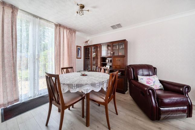 93, Wood Close, Windsor photo 4