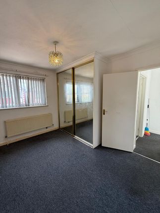 tenby close, chadwel heath photo 4