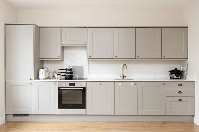Flat 1, Graylands Manor Langhurstwood Road, Horsham photo 2