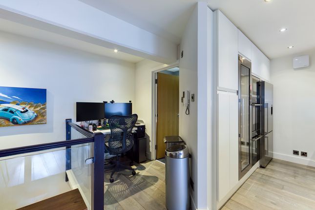 Flat for sale in Brewhouse Lane, London