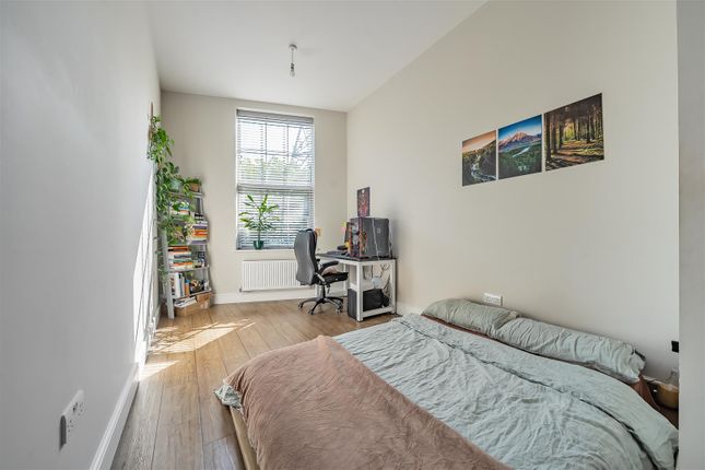 Flat 2 Petunia Court, Manor Drive North, Malden Manor photo 4