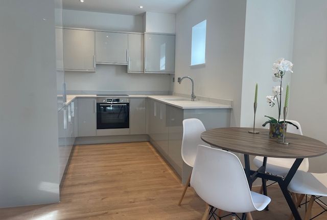 4 Foyle Court, 30, Hollyfield Road, Surbiton photo 2