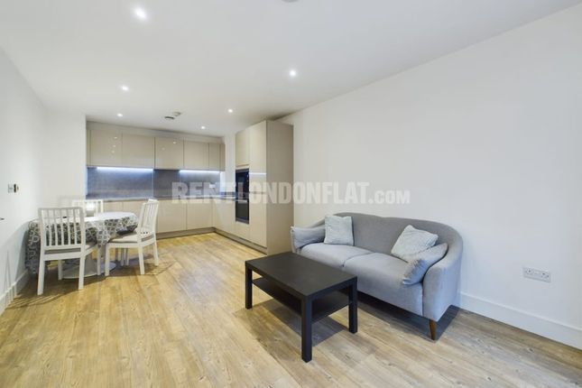 1-bed flat on Frazer Nash Close, Isleworth, £315,000