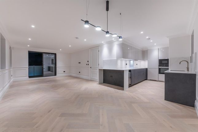 Flat for sale in Temple Fortune Lane, London