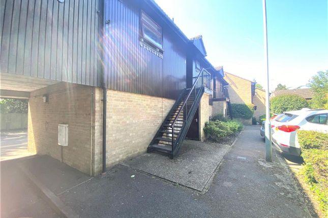 1-bed flat on 3 Lambourne Court, St. Johns Close, Uxbridge, £1,200/mo