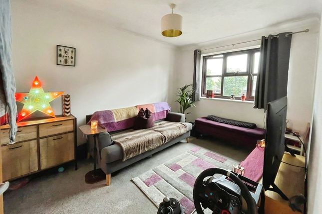 Oakwood Court,Flat 13, Lawn Close, Swanley photo 3
